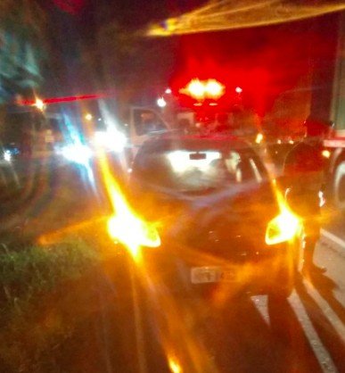 #Pracegover foto: na imagem há um carro e algumas pessoas