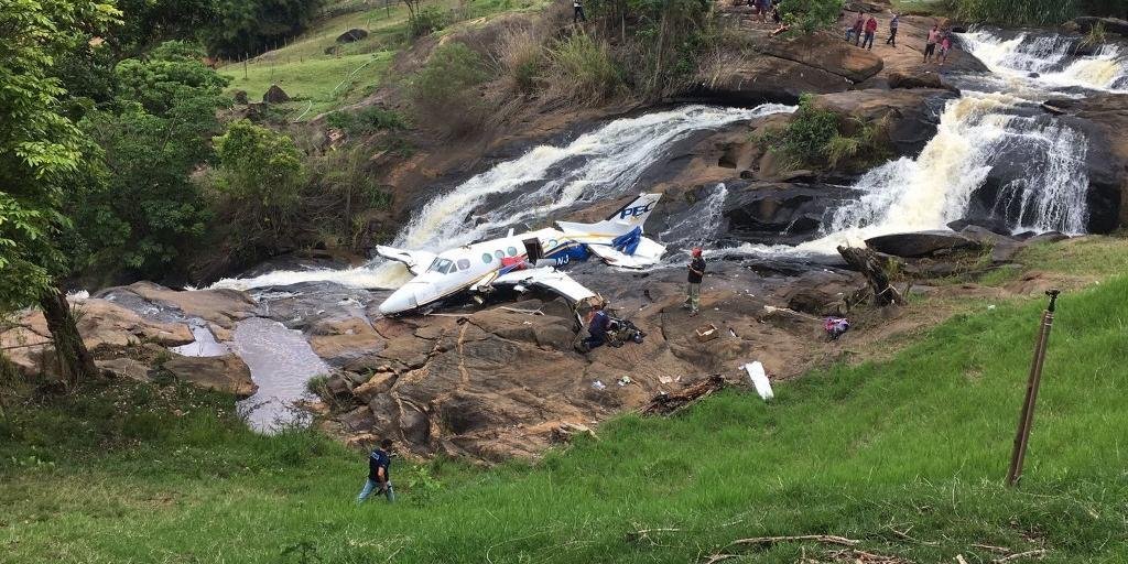 Avião que levava Marília Mendonça é retirado do local da queda para ser periciado