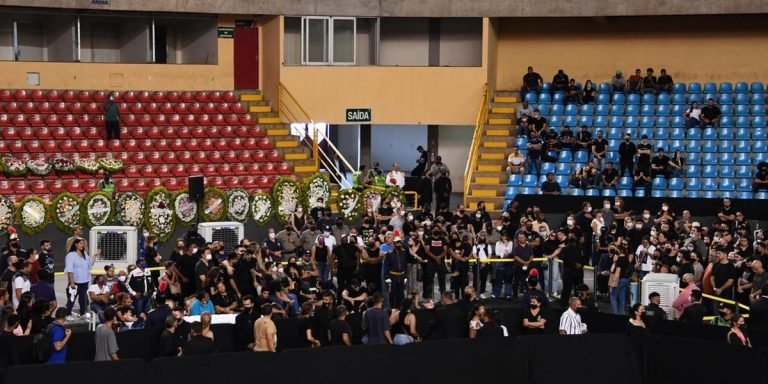 Banda de Marília Mendonça foi recebida com aplausos no velório Banda de Marília Mendonça foi recebida com aplausos no velório