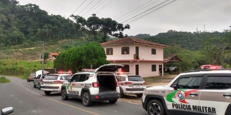 Bandidos usam simulacro de arma de fogo durante assalto em Braço do Norte