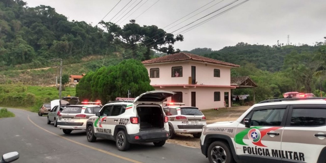 Bandidos usam simulacro de arma durante assalto em Braço do Norte