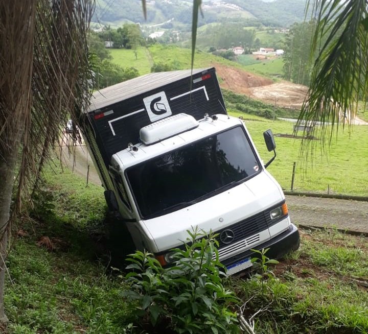 caminhão #Pracegover foto: na imagem há um caminhão, árvores e uma via