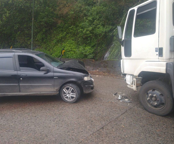 colisão #Pracegover foto: na imagem há veículos, via e uma área verde