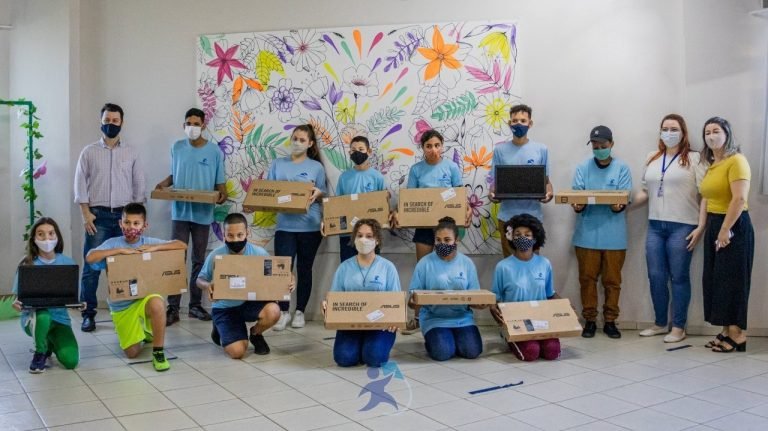 Combemtu recebe doação de notebooks para ampliação do laboratório de Informática