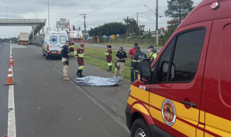 #Pracegover foto: na imagem há pessoas, veículos e vias