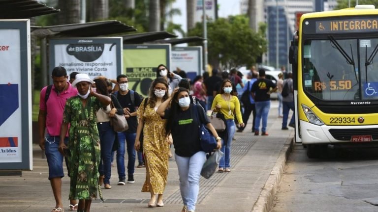 Diretora da OMS diz que mundo está entrando em quarta onda de Covid-19