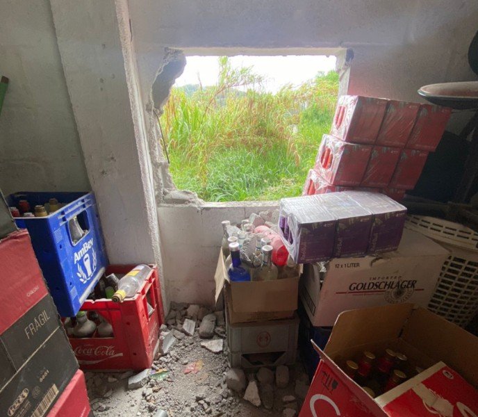 distribuidora #Pracegover foto: na imagem há caixas plásticas de bebida e várias garrafas de bebida