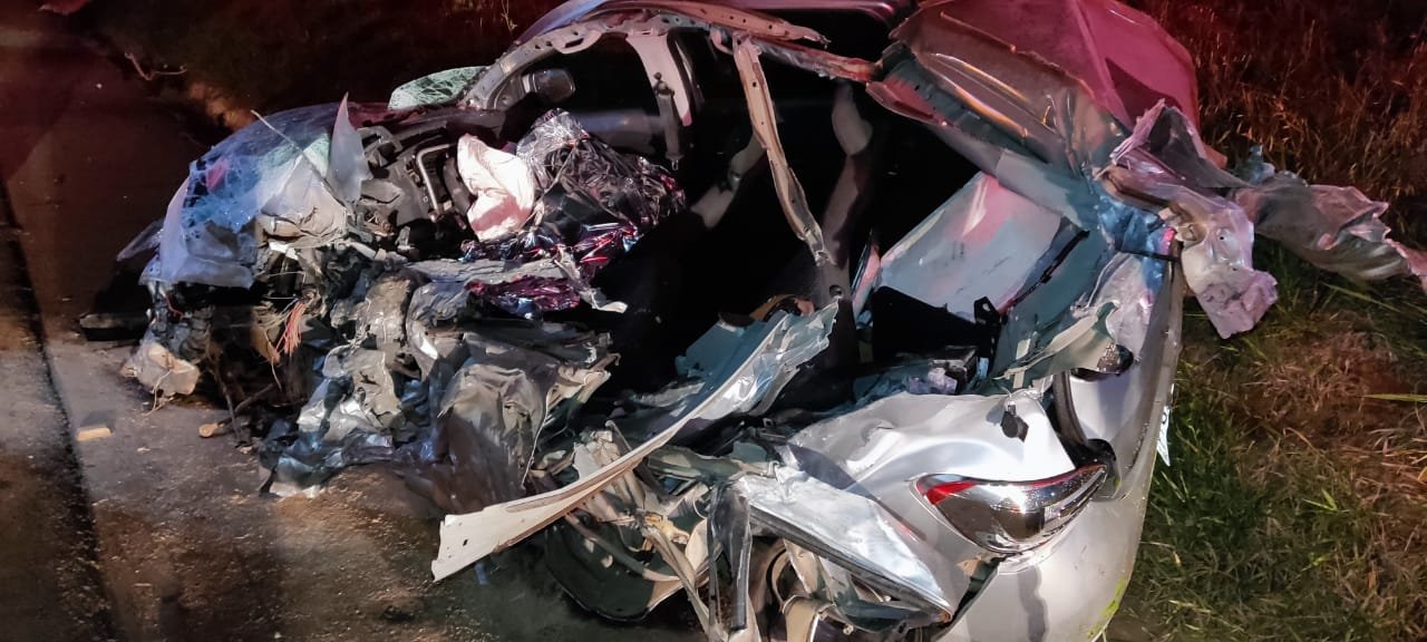 Duas mortes são registradas em acidente entre ônibus e dois carros