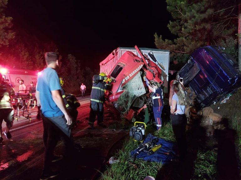 Duas pessoas morrem e outras três ficam feridas em grave acidente na BR-282, em Bom Retiro Duas pessoas morrem e outras três ficam feridas em grave acidente na BR-282, em Bom Retiro