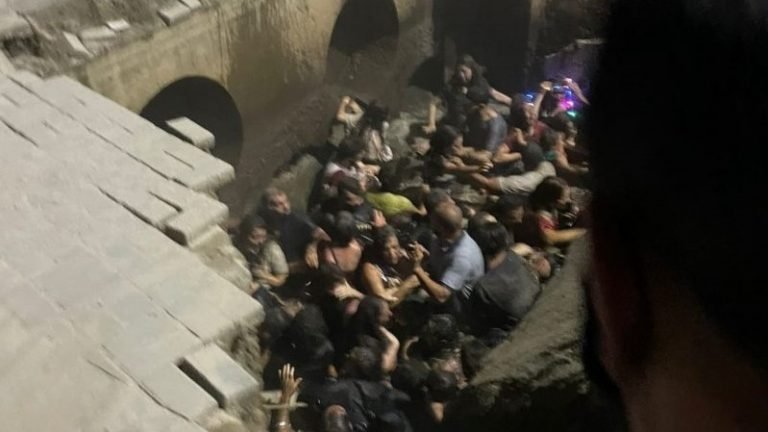 Estrutura cede e cerca de 20 pessoas caem em rio na abertura do Natal em Joinville