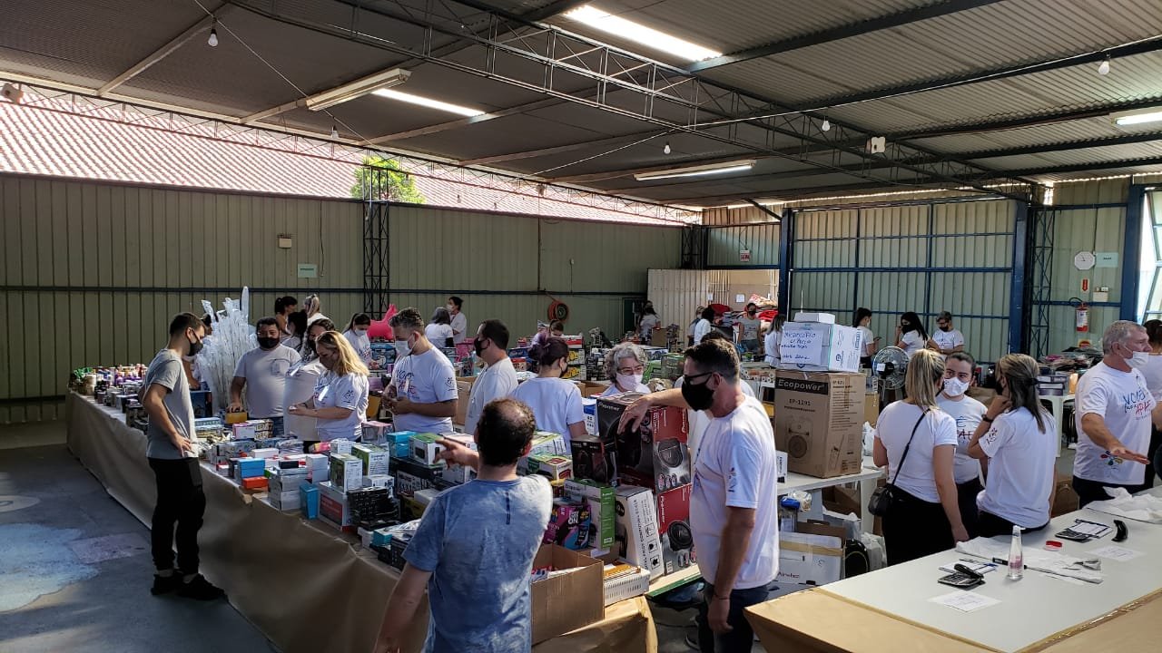 Bazar da APAE com produtos apreendidos pela Receita Federal atende expectativas da entidade