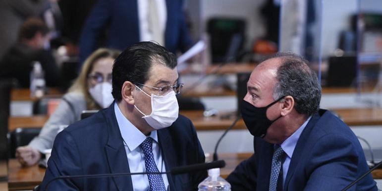 Governo articula subir Auxílio Brasil para R$ 400 antes do Natal