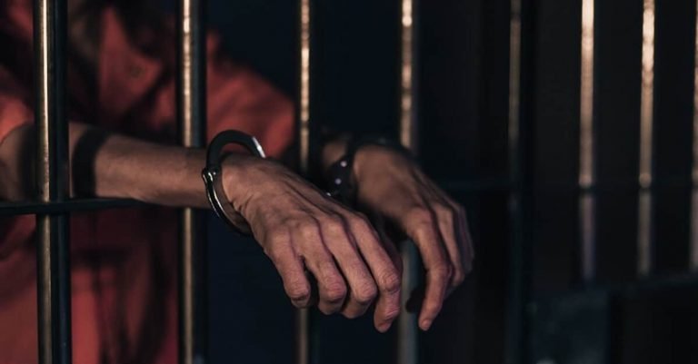 Homem preso por engano por ter mesmo nome de réu será indenizado em R$ 30 mil no Litoral Norte de SC