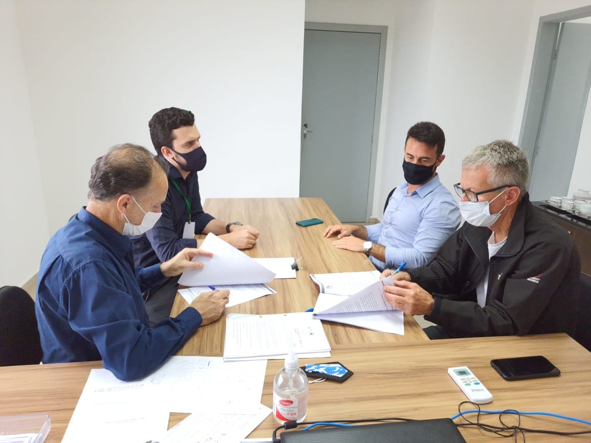 laguna #Pracegover foto: na imagem há 4 homens, mesa, folhas e celulares