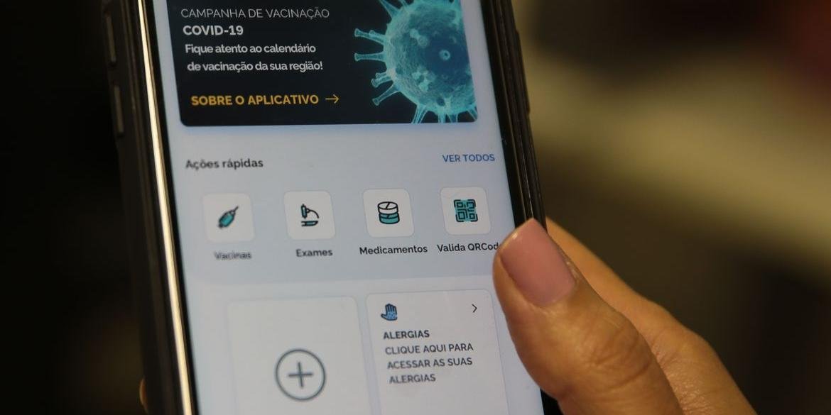 lei #Pracegover foto: na imagem há um celular e um dedo