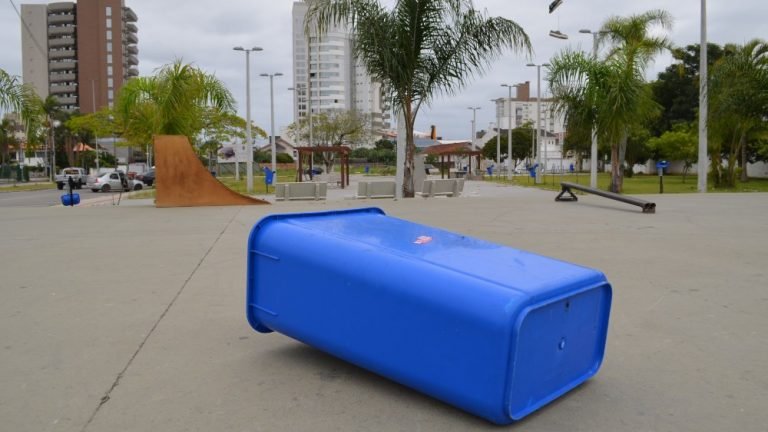 Lixeiras da Praça do Avião, em Tubarão, são alvo de furto e vandalismo novamente
