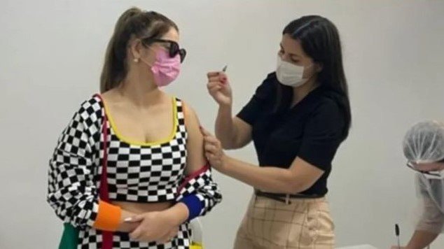 Marília Mendonça tomou a segunda dose da vacina contra Covid antes de voar Marília Mendonça tomou a segunda dose da vacina contra Covid antes de voar
