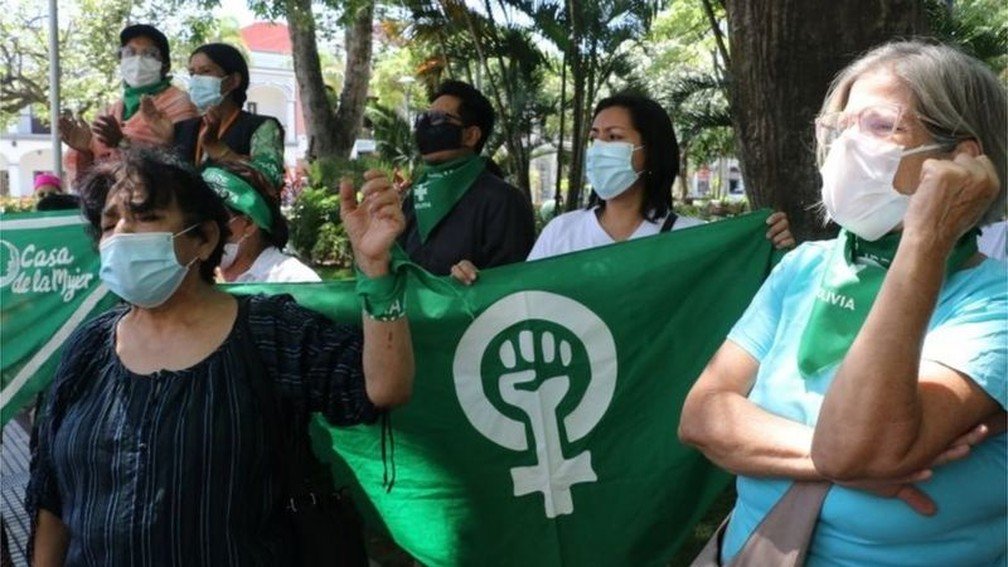 Menina de 11 anos, grávida do pai, consegue direito ao aborto depois de embate entre Justiça e a Igreja Católica