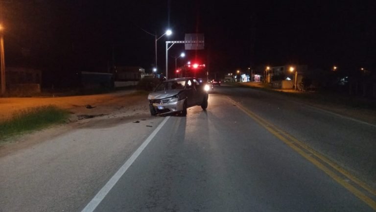 Mulher tem ferimentos no rosto após se envolver em acidente de trânsito em Laguna