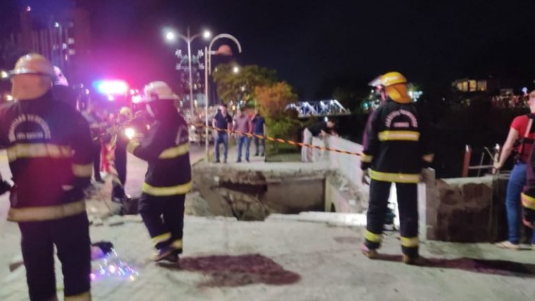 Multidão faz oração após acidente durante desfile de Natal em Joinville