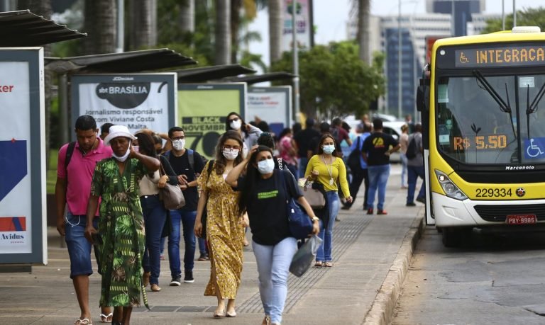 Não há casos da nova variante do Covid identificados no Brasil, diz ministério