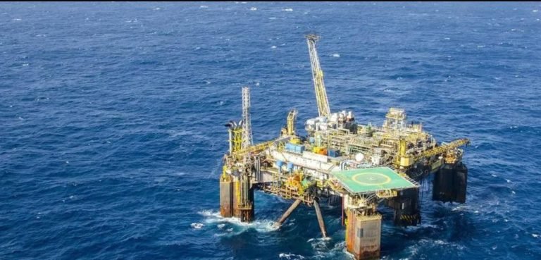 Petrobras encontra petróleo em poço na Bacia de Santos