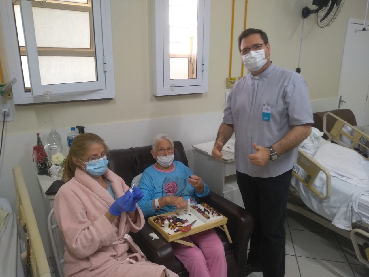 produção #Pracegover foto: há três pessoas, leitos, poltronas e janelas