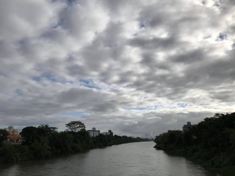 Quarta-feira segue com predominância de nuvens e chuva isolada em SC
