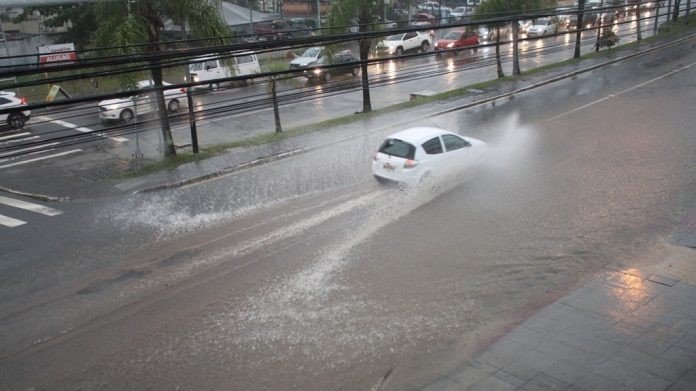 Quinta-feira tem previsão de chuva intensa e volumosa em Santa Catarina Quinta-feira tem previsão de chuva intensa e volumosa em Santa Catarina