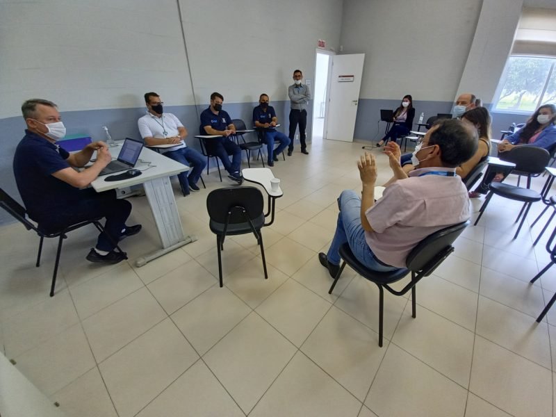 Semana Cultural no Parque #Pracegover foto: na imagem há pessoas, cadeiras, mesa e um notebook