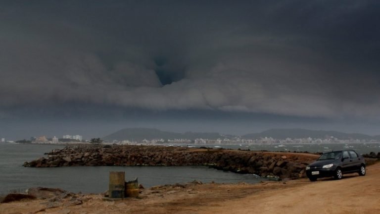 Terça-feira tem mudança no tempo e há risco de temporais em Santa Catarina
