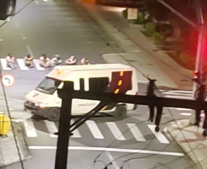 terror-criciúma- #Pracegover foto: na imagem há uma via, pessoas e um veículo