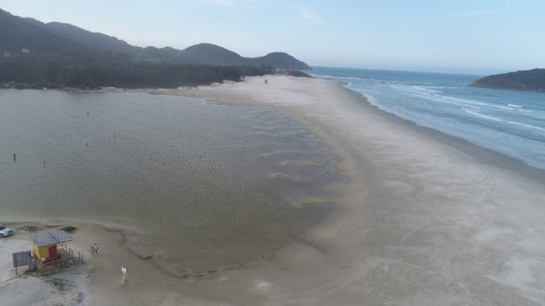 Prefeitura de Imbituba proíbe veículos na Praia da Barra de Ibiraquera durante o verão