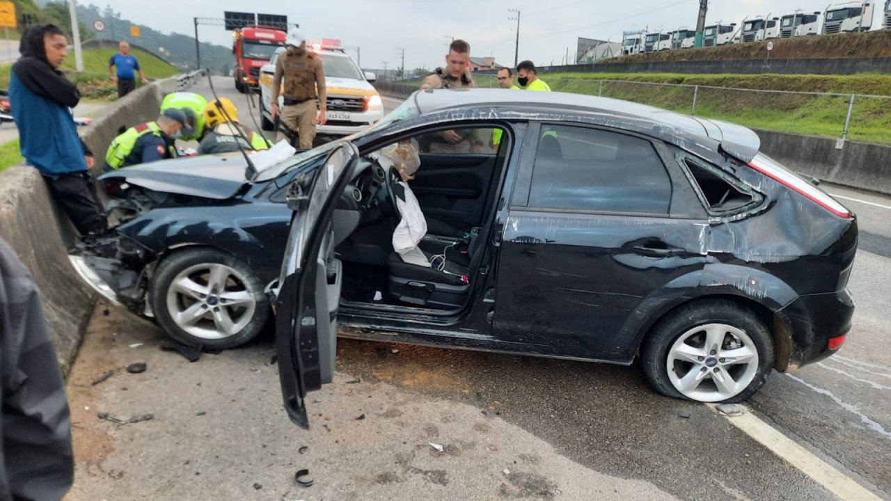 Três pessoa ficam feridas em acidente de trânsito na BR 101, em Capivari de Baixo
