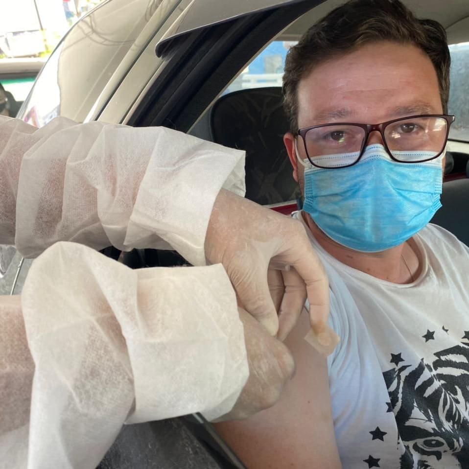 vacina #Pracegover foto: na imagem há uma pessoa sendo vacinada e os braços e mãos de outra aplicando o imunizante