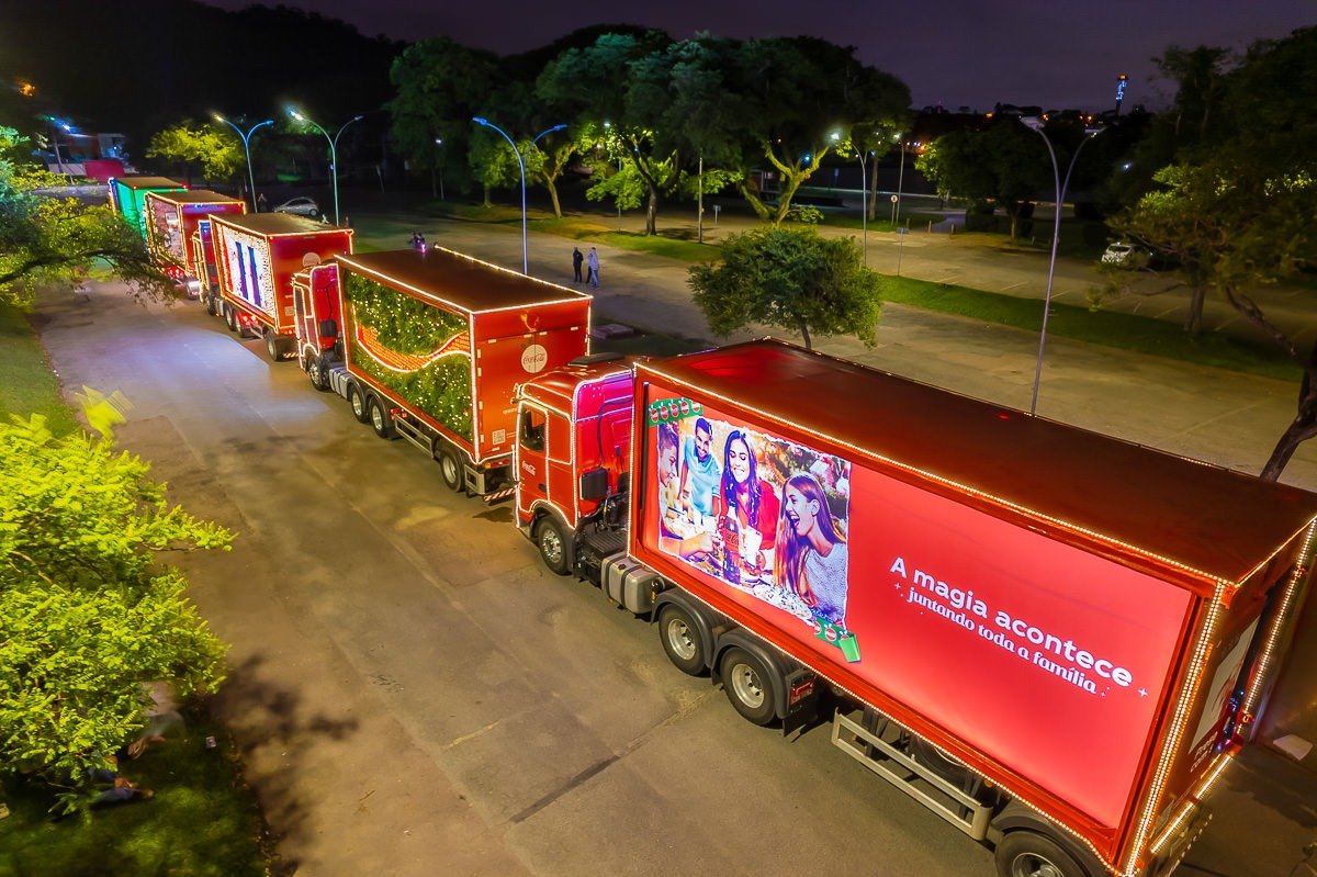Caravana de Natal 2021 - Coca-Cola FEMSA 3 #Pracego ver Foto: na imagem há veículos com a imagem da Coca-Cola