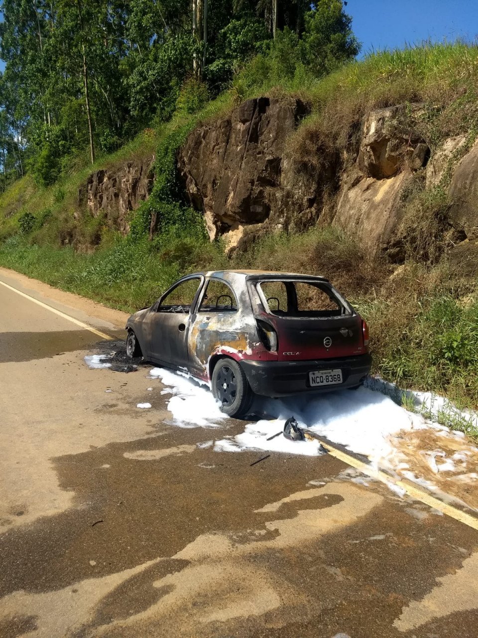 Carro é totalmente atingido pelo fogo em Orleans