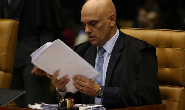Covid-19: Moraes abre inquérito sobre live do presidente que fez correlação entre vacinas e Aids