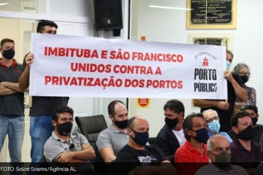Em Imbituba, público se manifesta contra privatização do porto local