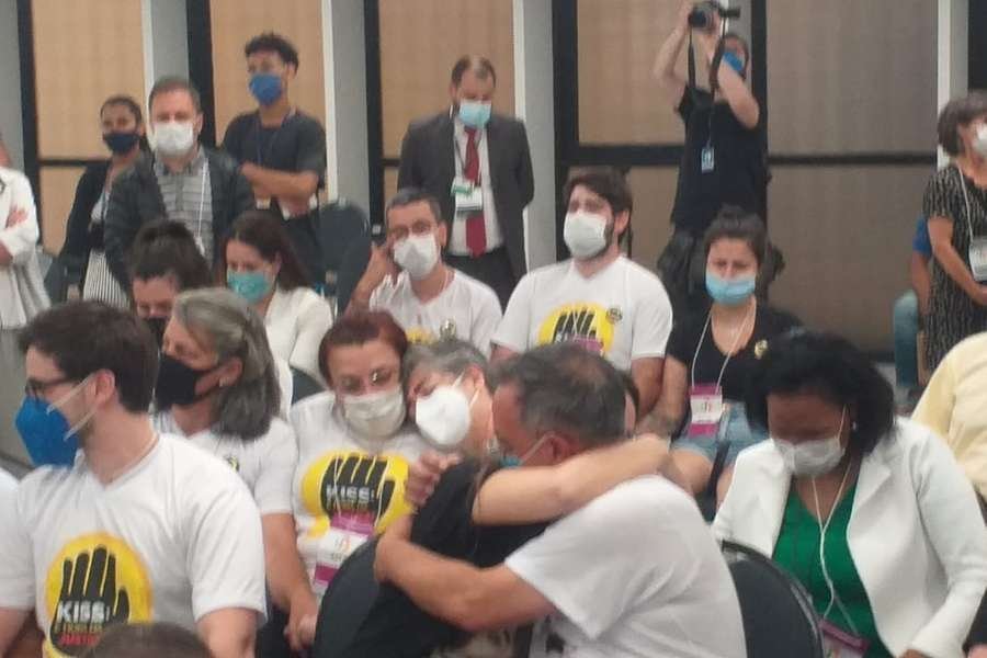 Emocionados, familiares e vítimas da Kiss deixam Foro Central de Porto Alegre