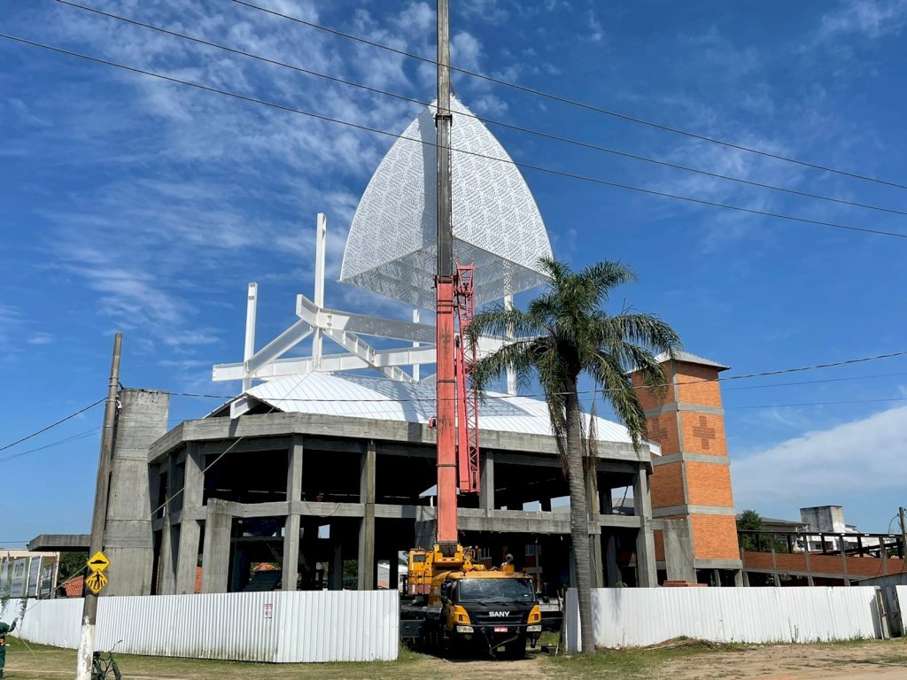 estrutura #Pracegover Foto: na imagem há uma construção, estrutura metálica e um guindaste