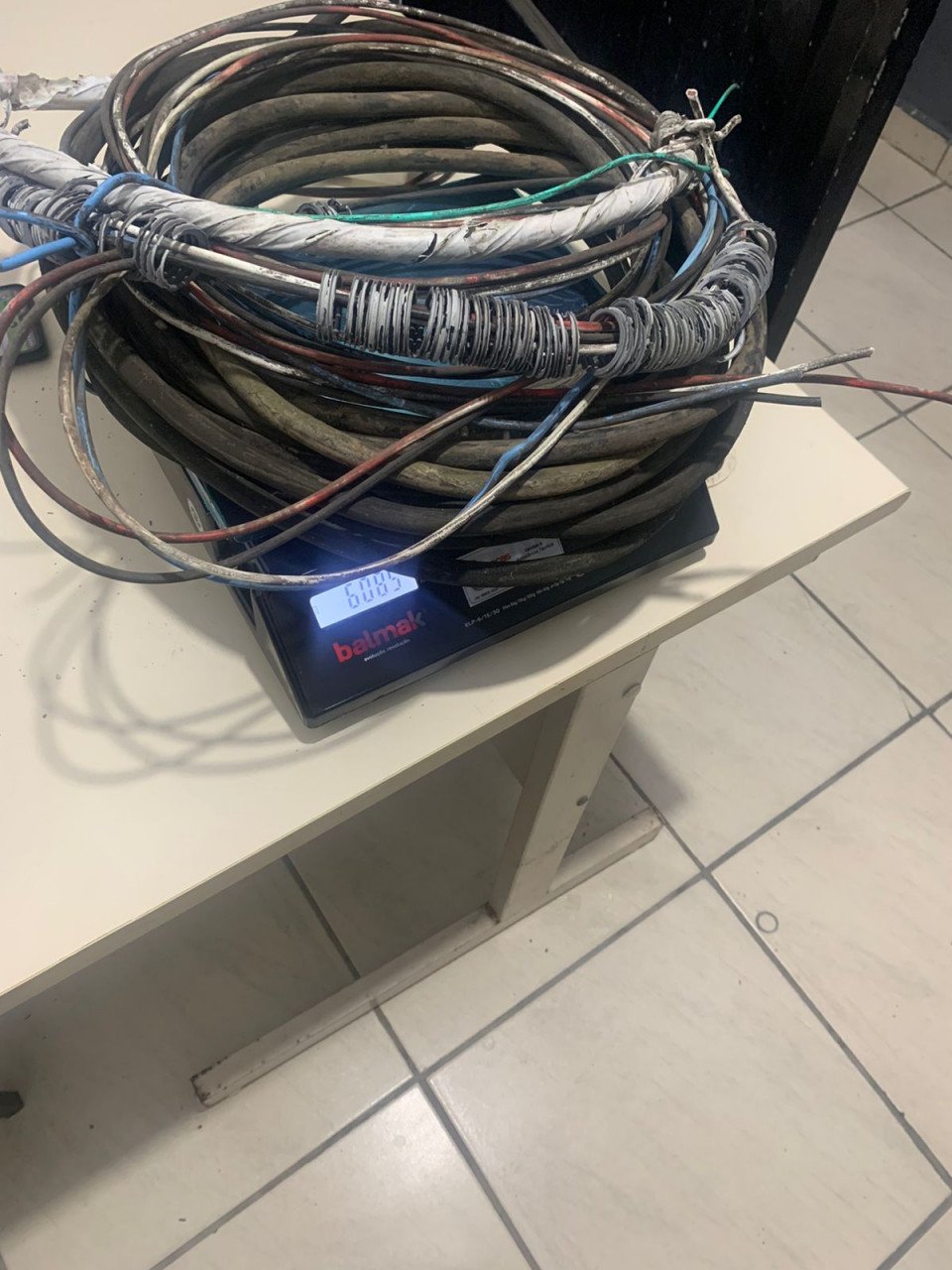 fios #Pracegover Foto: na imagem há fios, mesa e pisos