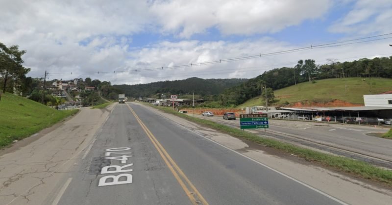 Homem é encontrado com tiro na cabeça dentro de carro na BR-470 em Blumenau