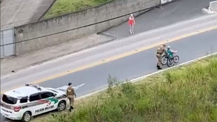 Idosa em cadeira de rodas recebe ajuda da Polícia Militar em Gaspar