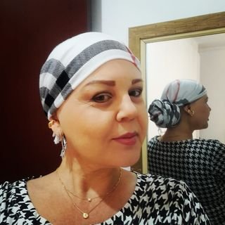 Lilian #Pracegover foto: na imagem há uma mulher com um lenço na cabeça e um espelho