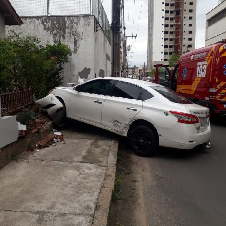 Menina de 7 anos fica ferida em acidente de trânsito no Centro de Tubarão