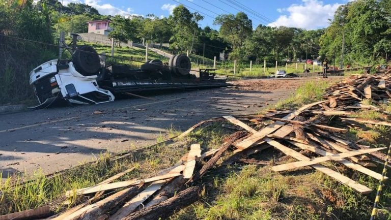 Motorista morre esmagado após capotar caminhão em Criciúma