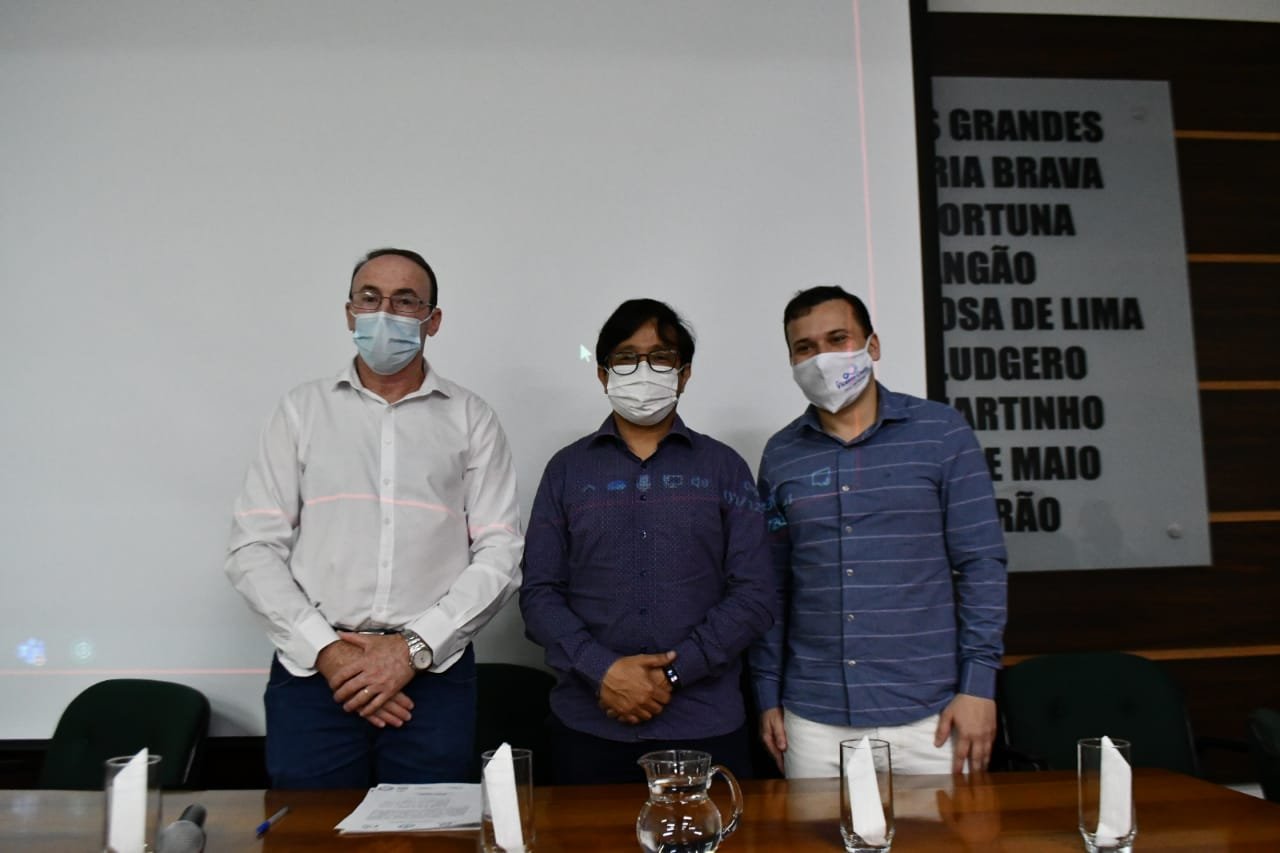 NOva diretoria CIS 3Pracegover foto: na imagem há três pessoas