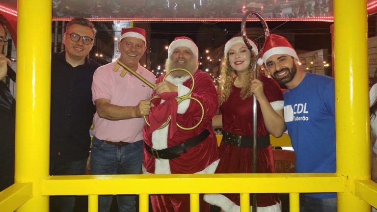 Tubarão entra no clima do Natal com a chegada do Papai Noel