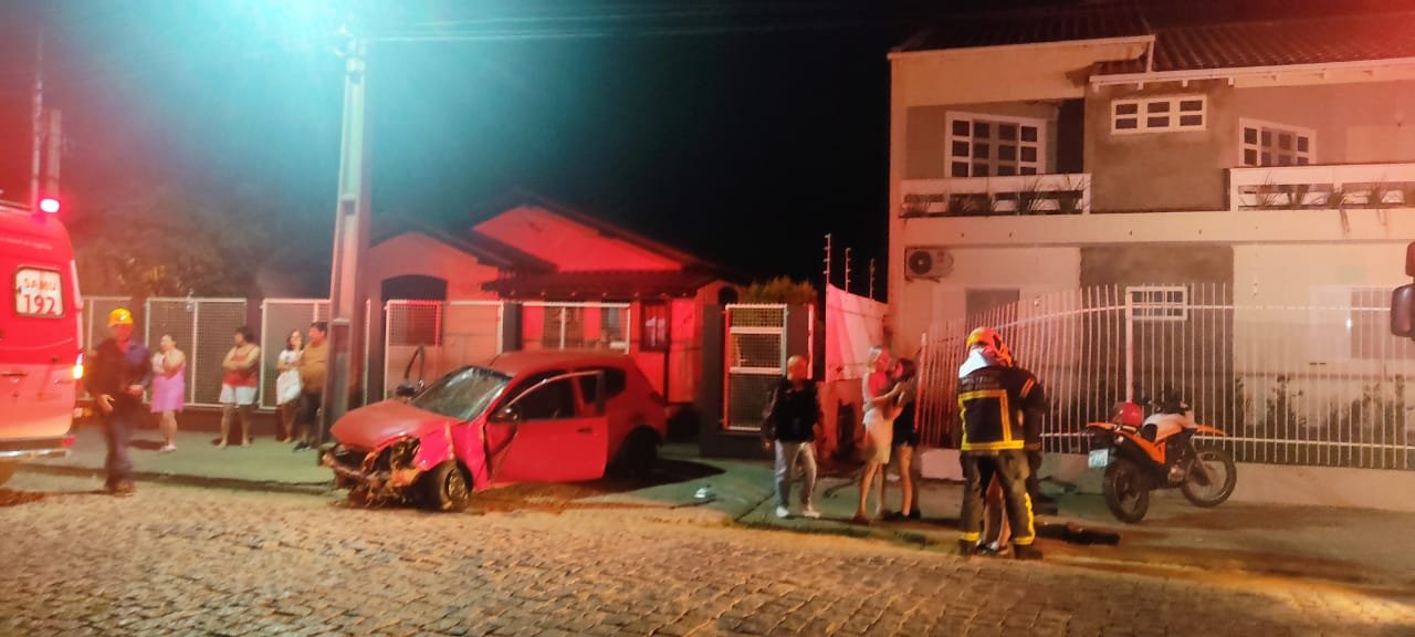 Veículo capota e colide em muro e poste em Tubarão